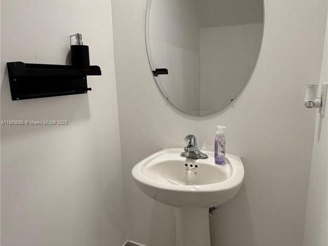 Дом в аренду по адресу 947 NE 211th St 947 - фото 7514094