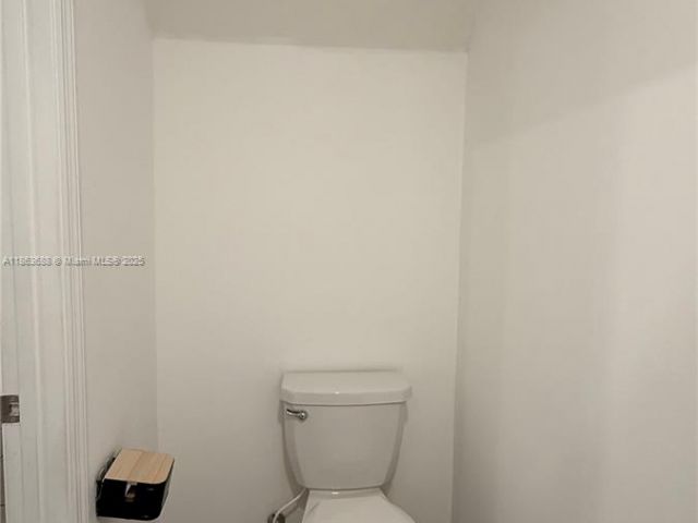 Дом в аренду по адресу 947 NE 211th St 947 - фото 7514095