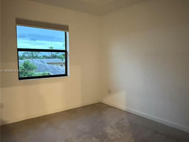 Дом в аренду по адресу 947 NE 211th St 947 - фото 7514101