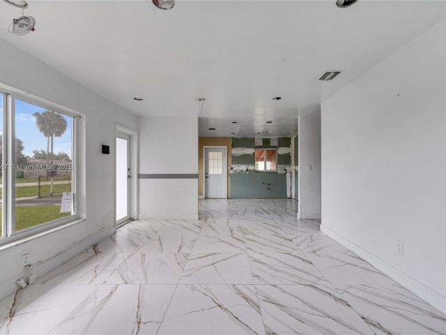 Продажа дома по адресу 20401 NW 22nd Ave - фото 7440476