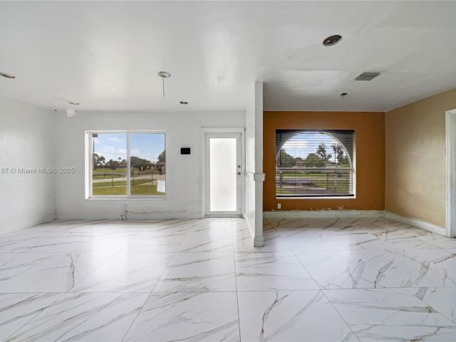 Продажа дома по адресу 20401 NW 22nd Ave - фото 7440477