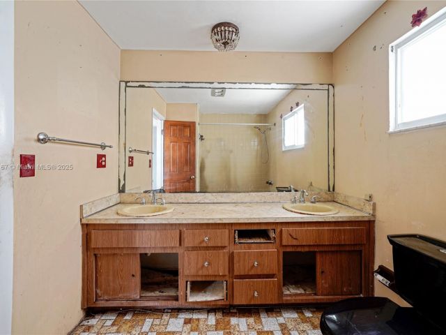 Продажа дома по адресу 20401 NW 22nd Ave - фото 7440487