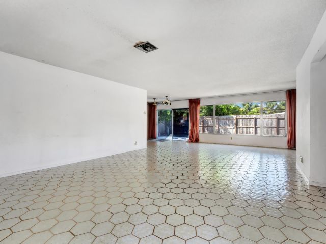 Продажа дома по адресу 625 Linnet Circle - фото 6533034