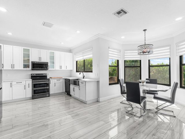 Продажа дома по адресу 1115 Avondale Court - фото 6514021