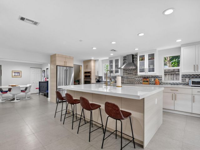 Продажа дома по адресу 3957 NW 7th Court - фото 6532629