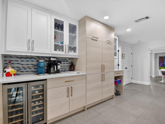 Продажа дома по адресу 3957 NW 7th Court - фото 6532630