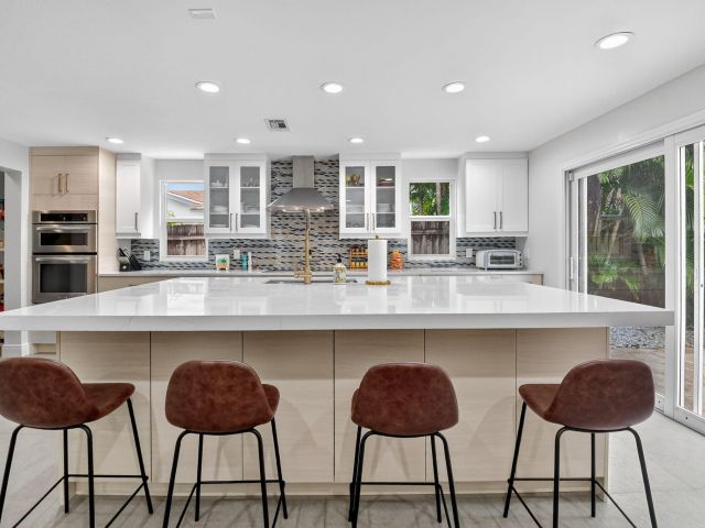 Продажа дома по адресу 3957 NW 7th Court - фото 6532631