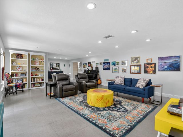 Продажа дома по адресу 3957 NW 7th Court - фото 6602018