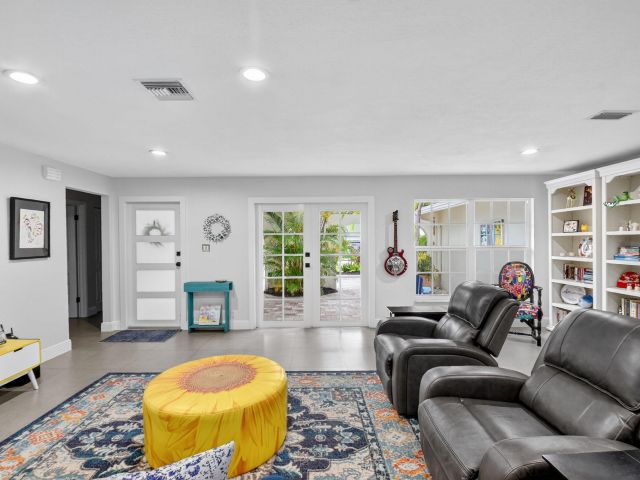 Продажа дома по адресу 3957 NW 7th Court - фото 6602019