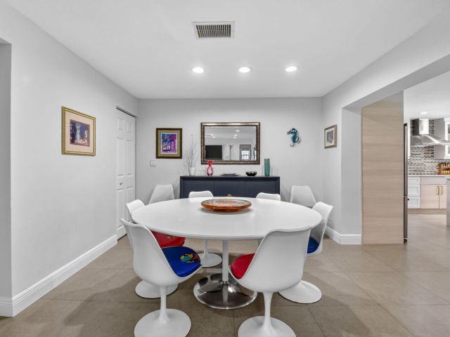 Продажа дома по адресу 3957 NW 7th Court - фото 6602020