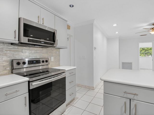 Дом в аренду по адресу 937 Banyan Drive - фото 6505563