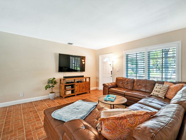 Дом в аренду по адресу 904 SE 12th Street - фото 6464117