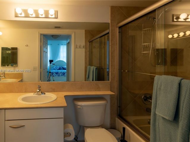 Дом в аренду по адресу 2069 S Ocean Dr TH16 - фото 6938982