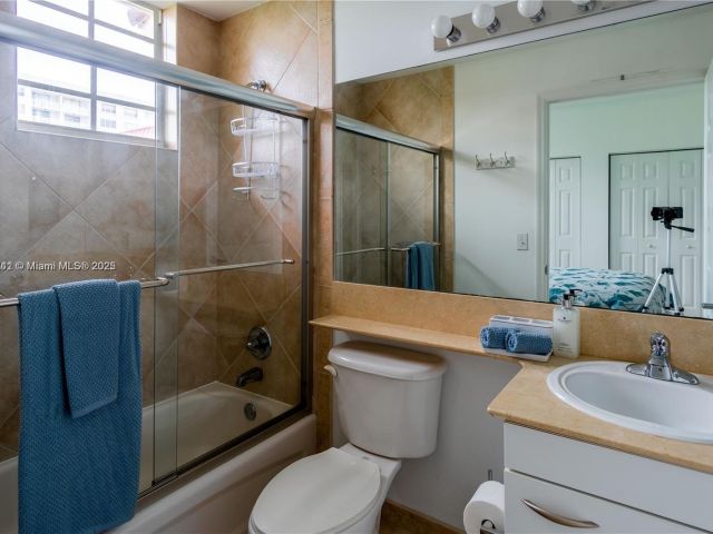 Дом в аренду по адресу 2069 S Ocean Dr TH16 - фото 6938983