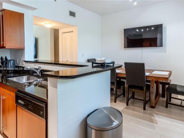 Дом в аренду по адресу 2069 S Ocean Dr TH16 - фото 6938987