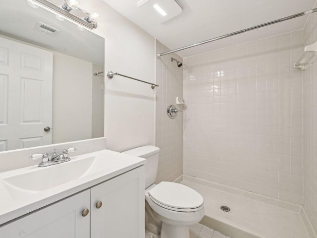 Дом в аренду по адресу 4075 Village Drive B - фото 6505617