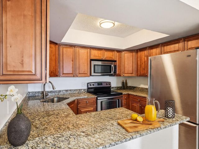 Дом в аренду по адресу 4075 Village Drive B - фото 6505618