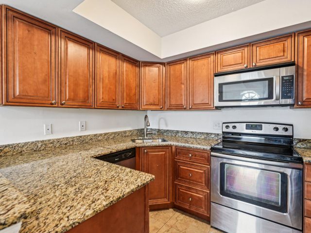 Дом в аренду по адресу 4075 Village Drive B - фото 6505619