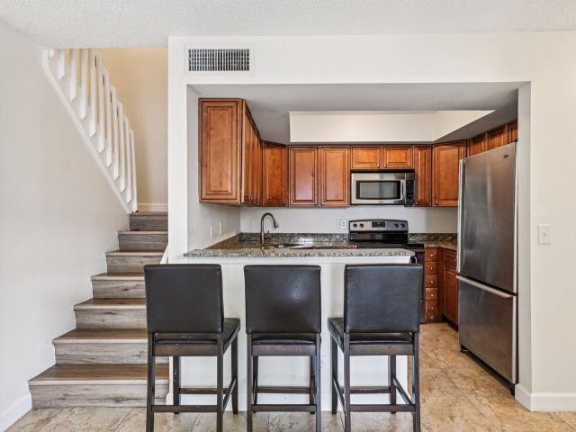 Дом в аренду по адресу 4075 Village Drive B - фото 6505620