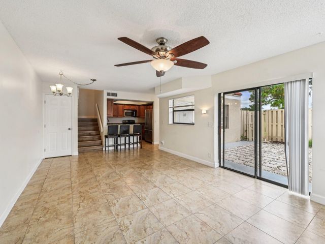 Дом в аренду по адресу 4075 Village Drive B - фото 6505622