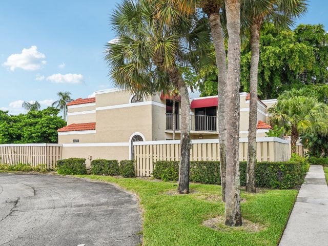 Дом в аренду по адресу 4075 Village Drive B - фото 6505624