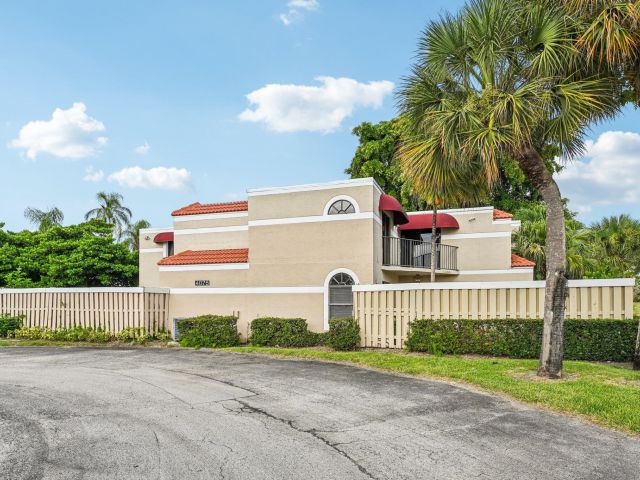 Дом в аренду по адресу 4075 Village Drive B - фото 6505625