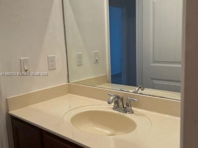 Дом в аренду по адресу 608 NE 33rd Ter 608 - фото 7438363