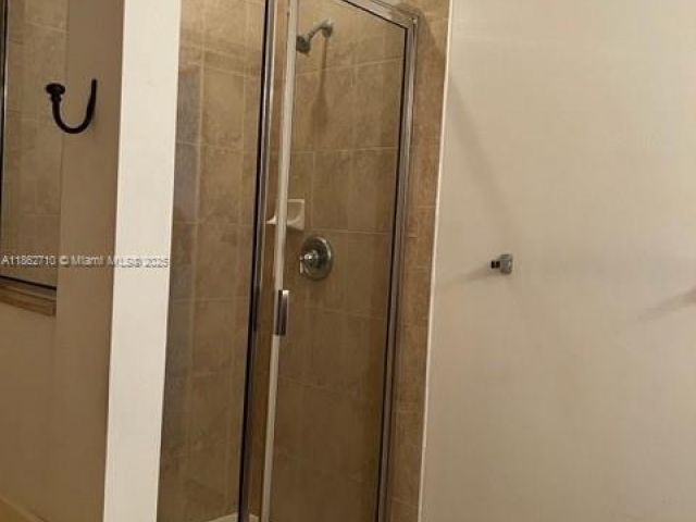 Дом в аренду по адресу 608 NE 33rd Ter 608 - фото 7438366