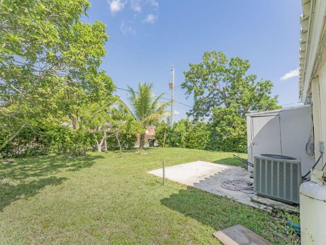 Продажа дома по адресу 17570 NE 19th Avenue - фото 6467530