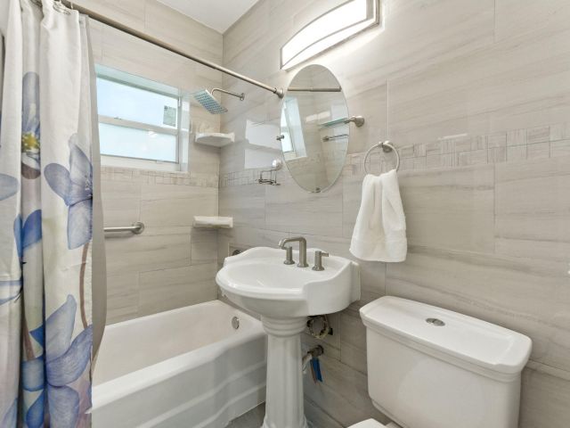 Продажа дома по адресу 17570 NE 19th Avenue - фото 6467534