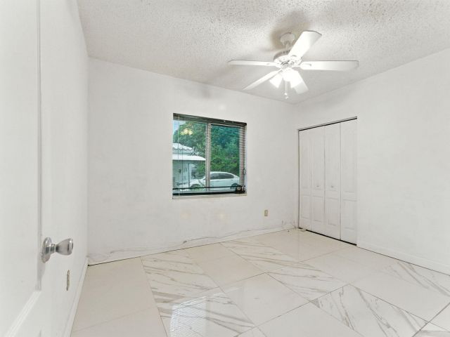 Продажа дома по адресу 17570 NE 19th Avenue - фото 6467535