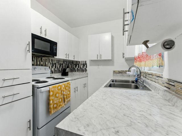 Продажа дома по адресу 17570 NE 19th Avenue - фото 6467539