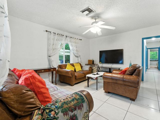 Продажа дома по адресу 17570 NE 19th Avenue - фото 6467541