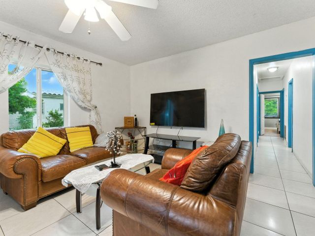 Продажа дома по адресу 17570 NE 19th Avenue - фото 6467542