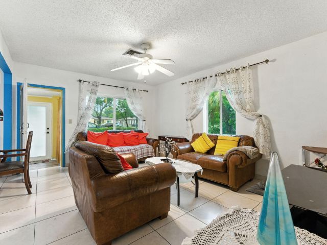 Продажа дома по адресу 17570 NE 19th Avenue - фото 6467544