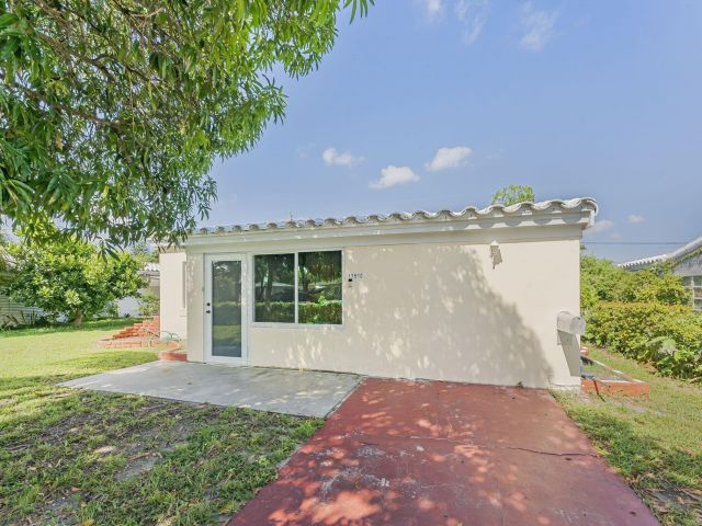 Продажа дома по адресу 17570 NE 19th Avenue - фото 6467548