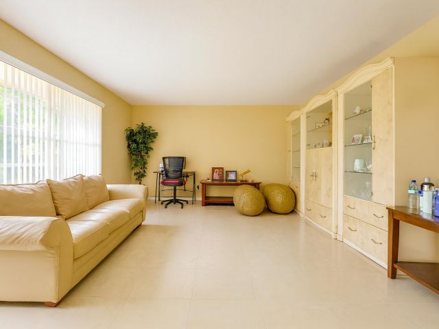 Дом в аренду по адресу 2533 Dolphin Drive - фото 6505534