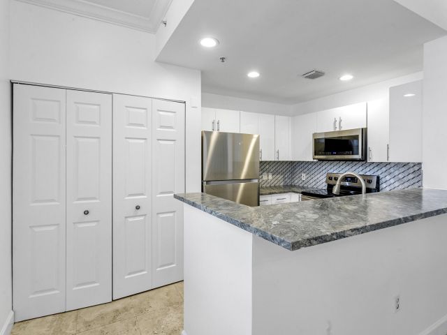 Дом в аренду по адресу 691 Hibiscus Street - фото 6507002