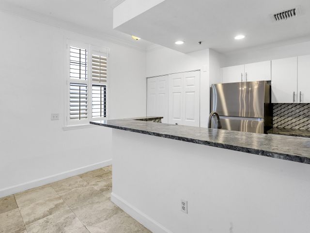 Дом в аренду по адресу 691 Hibiscus Street - фото 6507003