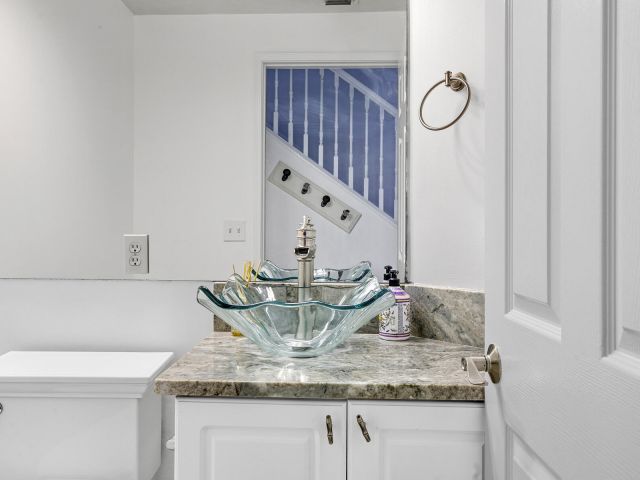 Дом в аренду по адресу 691 Hibiscus Street - фото 6507009