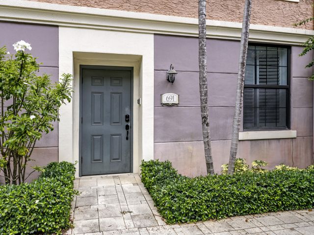 Дом в аренду по адресу 691 Hibiscus Street - фото 6507012