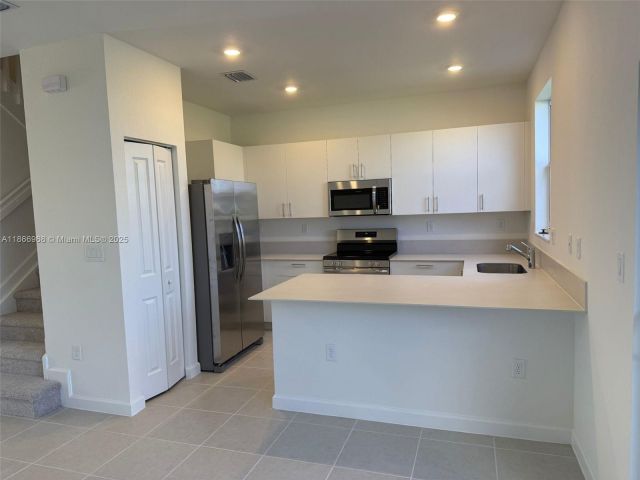 Дом в аренду по адресу 2794 SE 26th Ave 2794 - фото 7441692