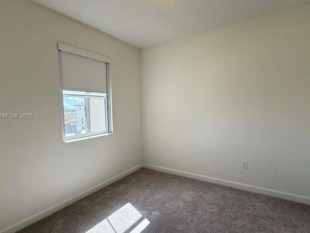 Дом в аренду по адресу 2794 SE 26th Ave 2794 - фото 7441701