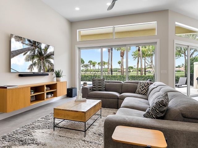 Продажа дома по адресу 8630 Falcon Green Drive - фото 6536097