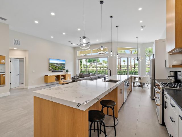 Продажа дома по адресу 8630 Falcon Green Drive - фото 6536102