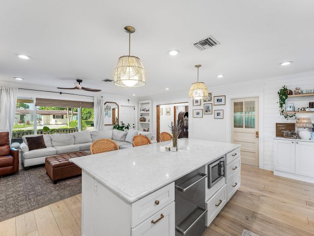 Продажа дома по адресу 499 NE 28th Road - фото 6503380