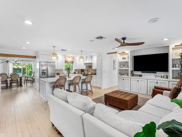 Продажа дома по адресу 499 NE 28th Road - фото 6503385