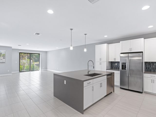 Дом в аренду по адресу 3748 N Lambert Avenue N - фото 6506900