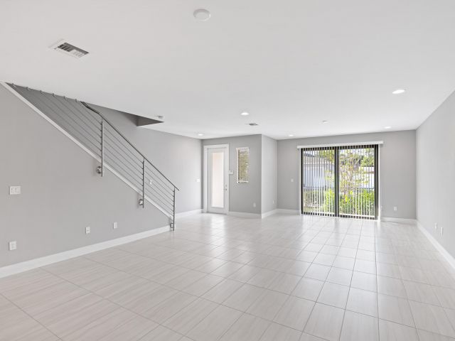 Дом в аренду по адресу 3748 N Lambert Avenue N - фото 6506901