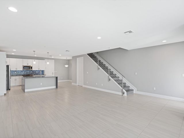 Дом в аренду по адресу 3748 N Lambert Avenue N - фото 6506902